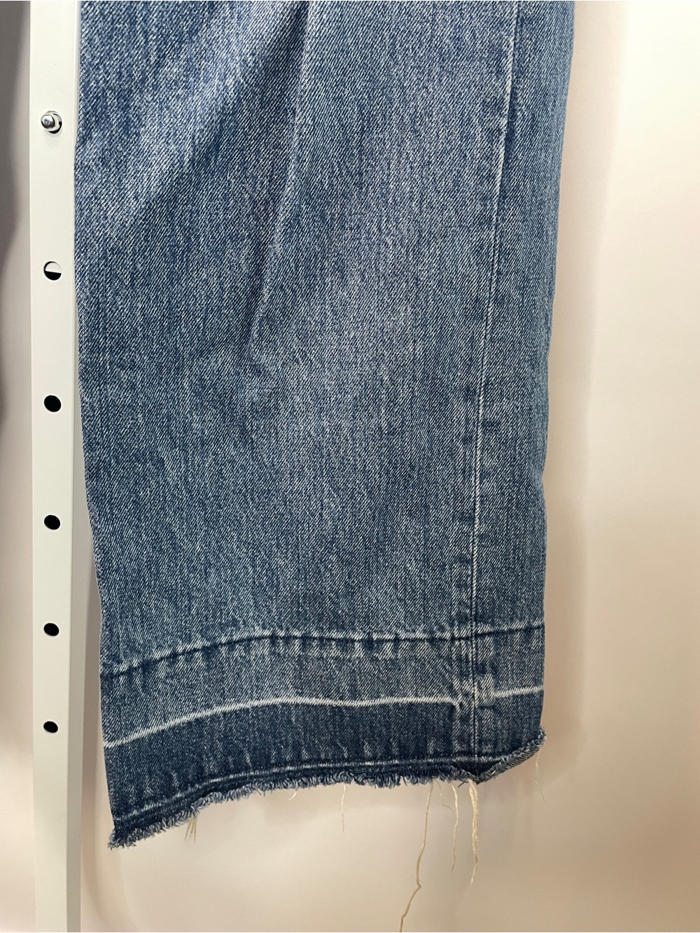 Levi’s | Ribcage Wide Leg Raw Hem Medium Wash Denim Jeans Size 25 *flawed - Picture 4 of 9